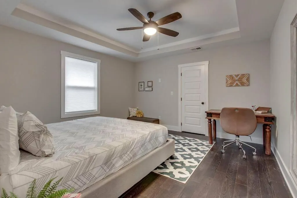 Prázdninový dům New Spacious Home 2 Miles From Downtown Nashville USA